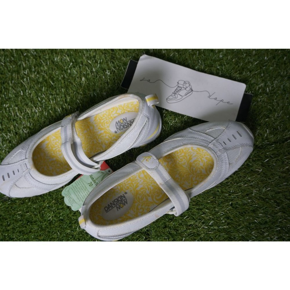 Danskin Now Leather White Flats - Women's 7 - Picture 8 of 8